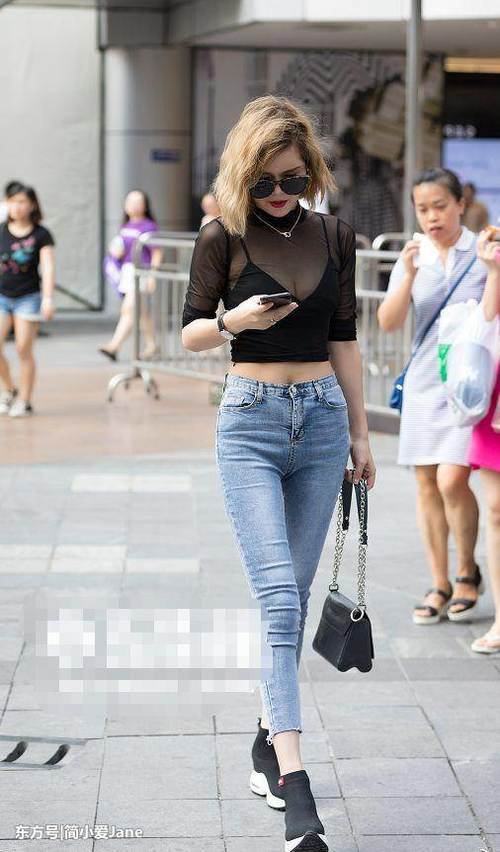 街拍：牛仔裤美女，腿部线条很流畅，真是妙不可言的好身材！