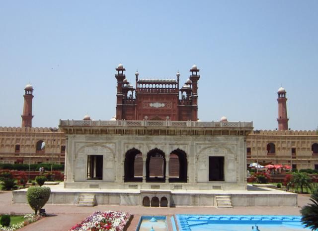 去巴基斯坦游玩，不要对当地美女做这个动作，导游：可能会留下