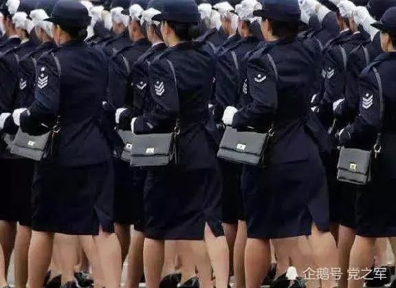 世界最性感裙子最短军装的女兵，你们知道是哪国吗？相当的亮眼！