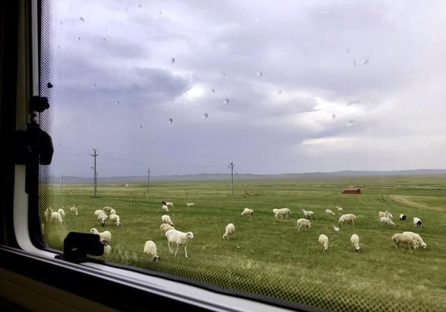 自驾房车在内蒙草原和暴风雨赛跑，被巨大的乌云盖顶是什么感受？