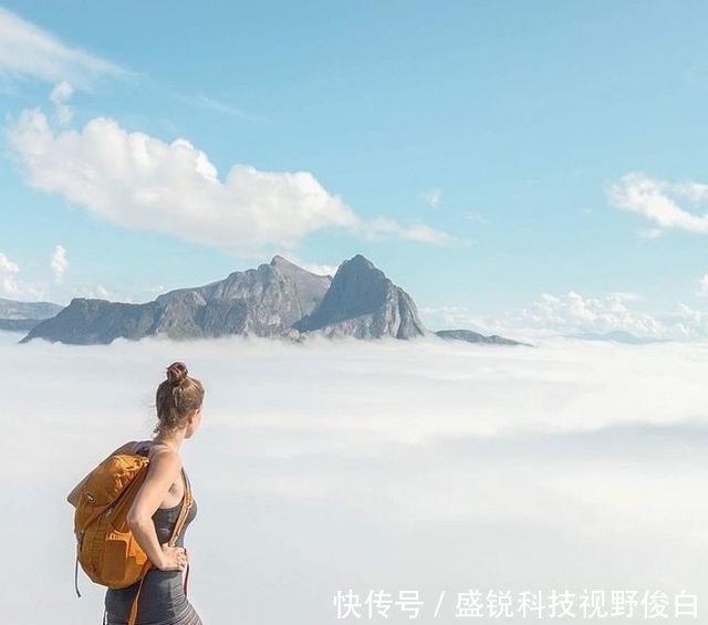 精选一组奇趣图片；北京西山上空出现圆形“航迹云”