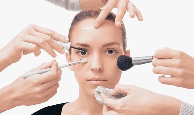  「高原红腮红」粗眉毛、蟑螂腿、妆容朦胧…新手化妆的这些难堪错误观念