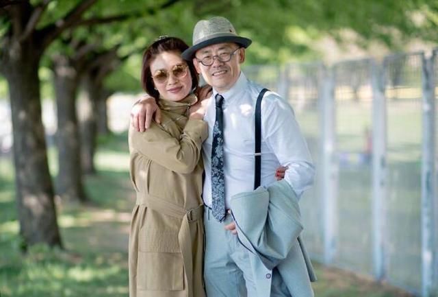 某某起诉周立波夫妇索赔4500万美金，勃然大怒回应想要钱自己去印