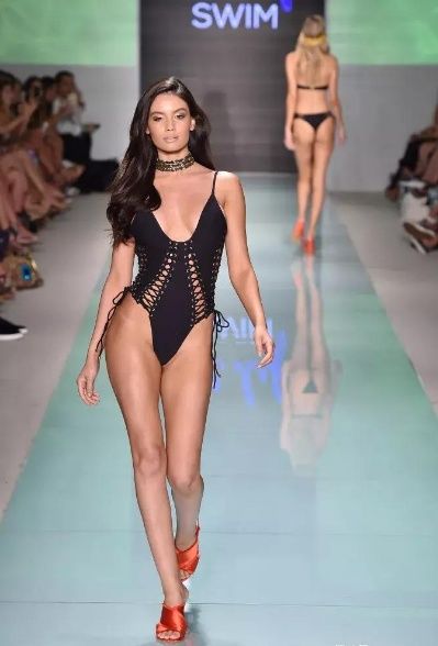 同是模特走秀，一个是维密内衣秀，一个是Swim泳装秀，那个更美