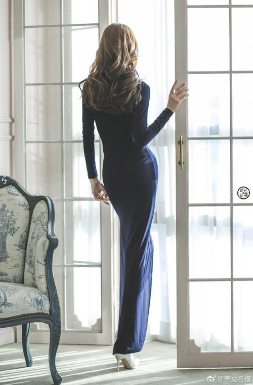 室内美女写真集：性感窈窕的好身材，让晚礼服多了一些女人味！