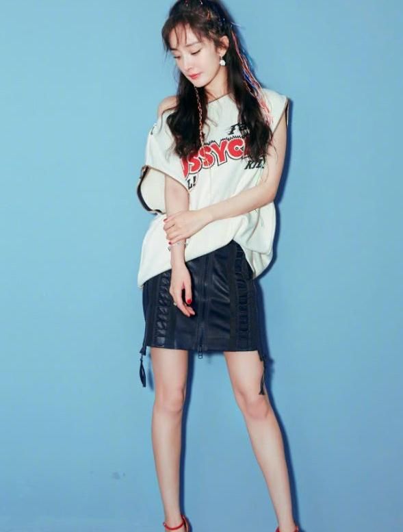 你以为杨幂只会露腿装嫩?换个发型她也能美成18岁，发绳作用大