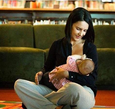  产后：产后第一次给宝宝哺乳什么感觉？这些技巧和方法，让新生儿发育好