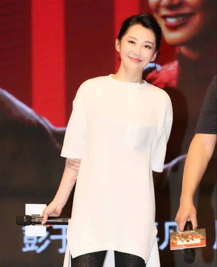 许晴太厉害了，这么紧的牛仔裤也能往靴里塞，网友：不难受吗