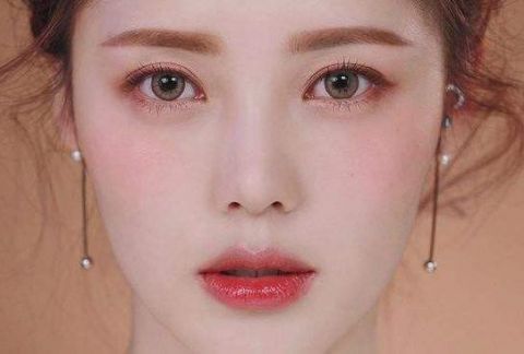  『眼线液笔』手残党还在画歪眼线？这里有超详细眼线教程，轻松画出电眼芭比