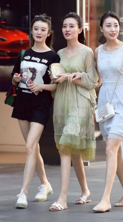 三个好漂亮的姐姐一起逛街，都蛮性感动人的，美腿文艺范