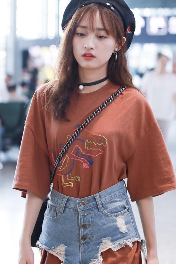 被黄婷婷雷到！穿男友裙外面再穿个牛仔裤头，网友：想把它扒下来