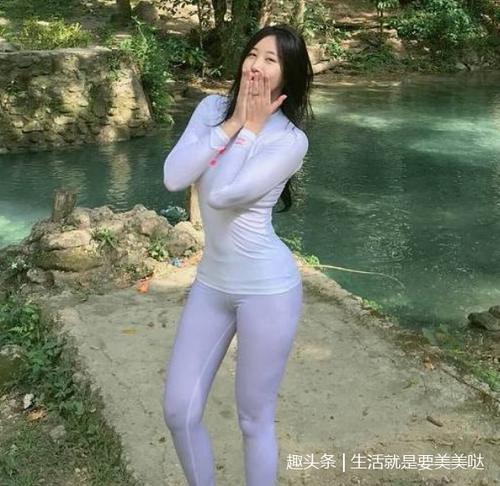穿牛仔裤的美女，小姐姐有独特魅力，这样的身材更有美感！