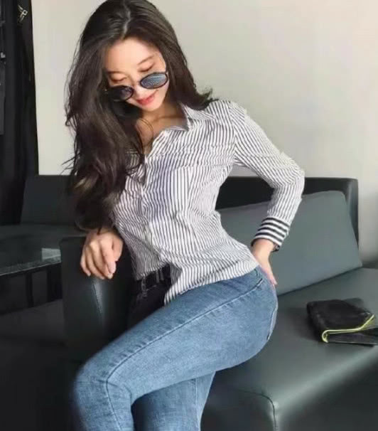 知性小姐姐紧身牛仔裤紧绷的勒痕女人味十足,赚足了眼球