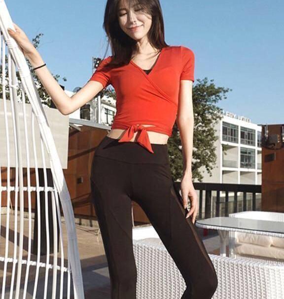 白色健身裤这样穿, 让你看起来非常的优雅