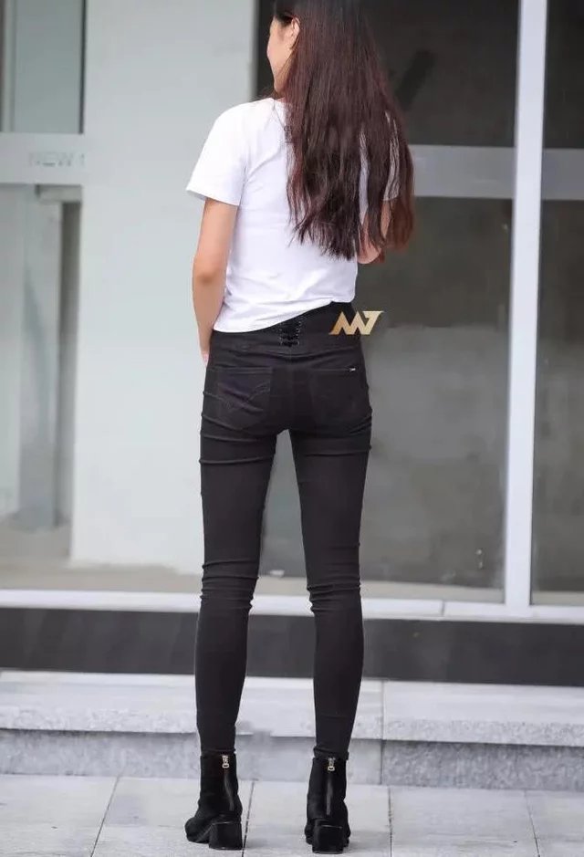 清纯小姐姐身穿白色短袖搭配黑色紧身裤，大秀一双迷人的大长腿