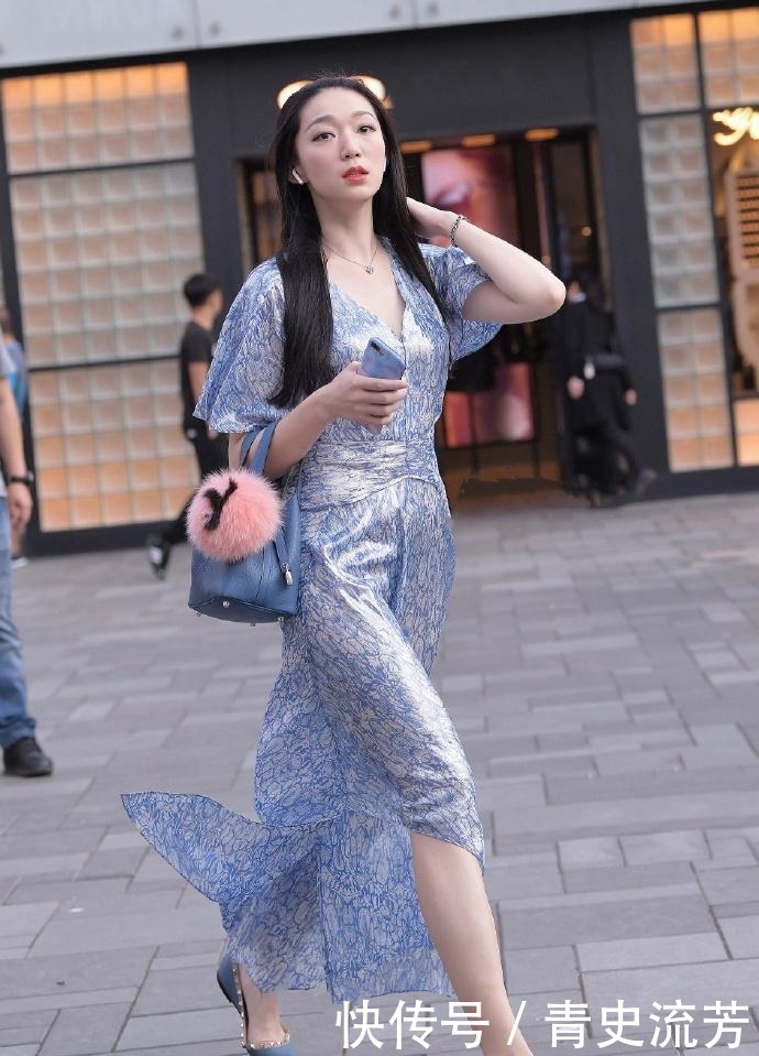  #时尚姑娘#街拍：连衣裙有多美，穿过才能够体会