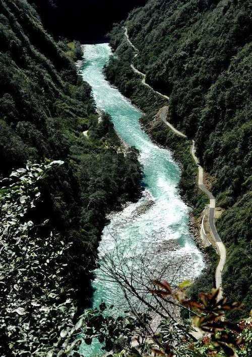 独龙江公路翻越高黎贡山，闯入怒江峡谷最后一个秘境，世外桃源！
