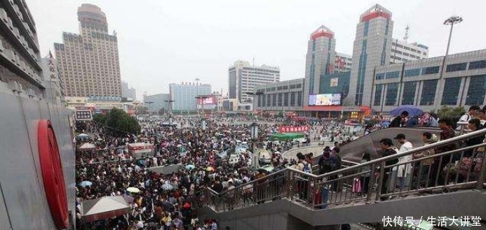  「郑州站」每天接发13万人的火车站见过没？可在这里乘火车到中