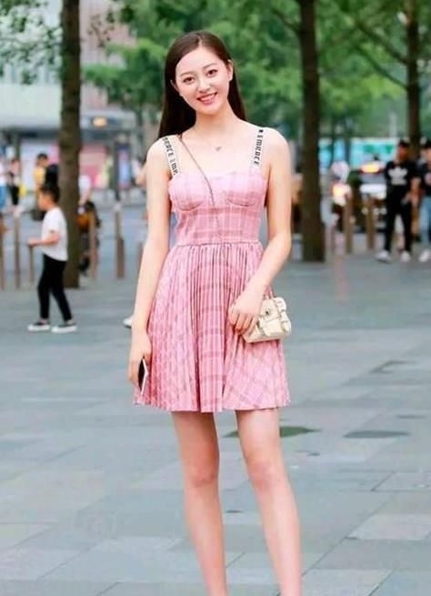 「粉色」街拍:笑容甜美的美女,一条粉色的吊带连衣裙,青春靓丽气质迷人