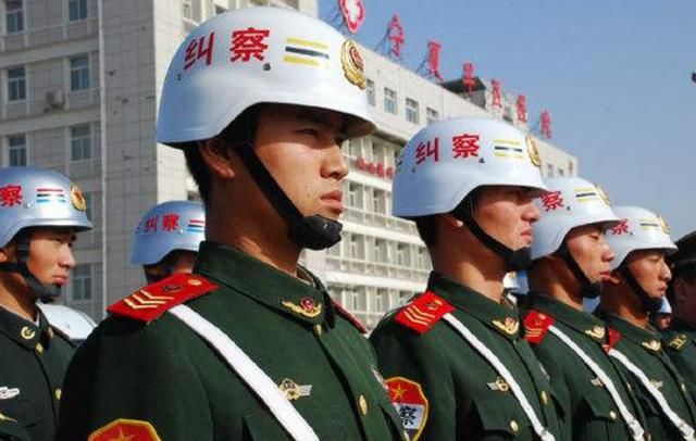 只是普通执勤兵，解放军看见他们却要躲着走，他们究竟是什么人？