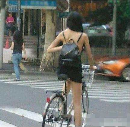 街拍：小姐姐背包骑自行车，很好的利用视觉死角!