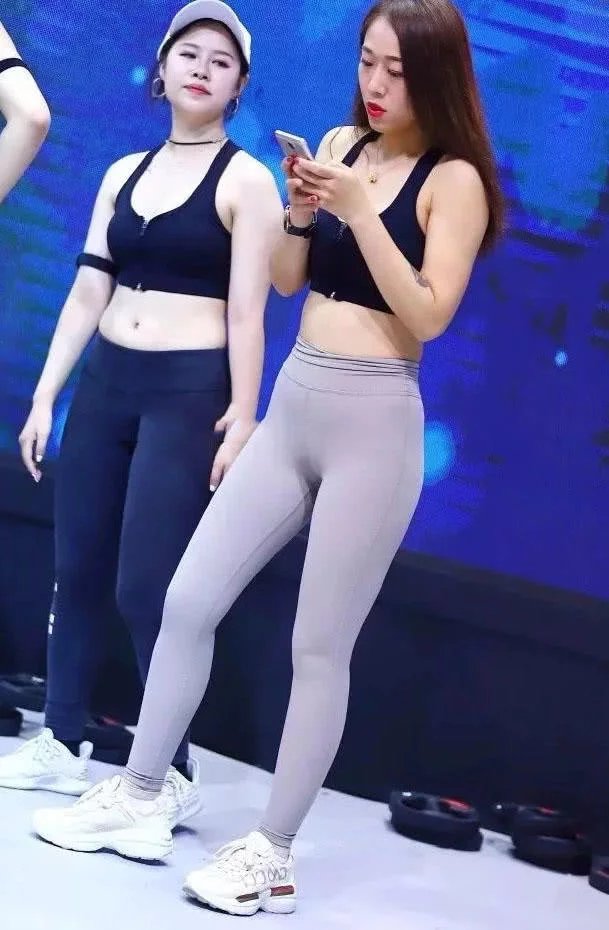 运动中的小姐姐最美，紧身装下勒出迷人线条