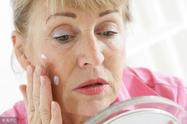 不要使用眼霜了，维生素E每晚洗洗脸，两天美白，三天眼袋消失！