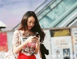  [亮眼]街拍：貌美肤白的小姐姐，大长腿十分亮眼，是别样的风采