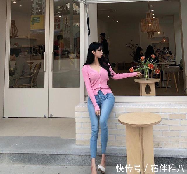  『气质』小姐姐穿紧身牛仔裤软萌乖巧，展现完美身材，高贵气质很迷人！