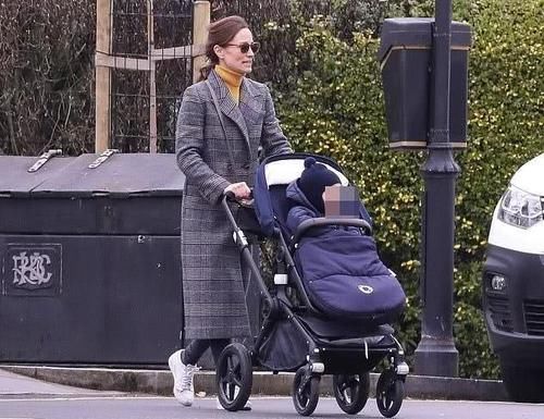  『保养』凯特36岁妹妹穿1千2大衣真显老！学姐姐穿墨绿色？富太太不保养？