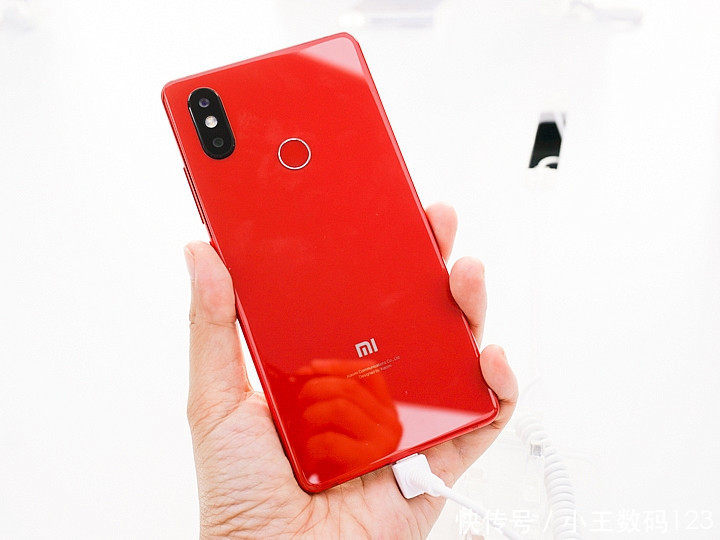 震惊:小米8顶配、透明后盖、屏下指纹、3D建