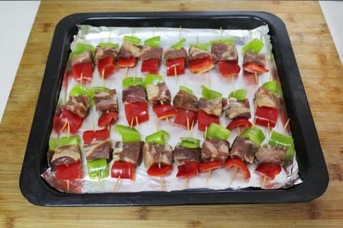  [烤箱]家庭版小烧烤，彩椒牙签羊肉，用烤箱就能轻松搞定