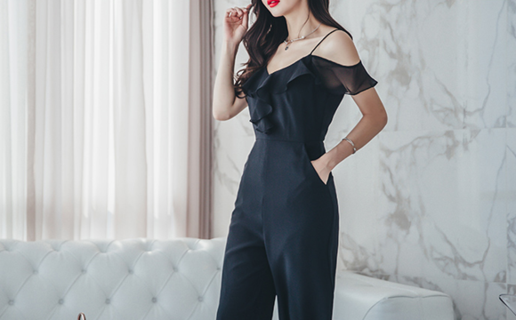 女神孙允珠，黑垭幽深镜泊湖蓝吊带阔腿裤