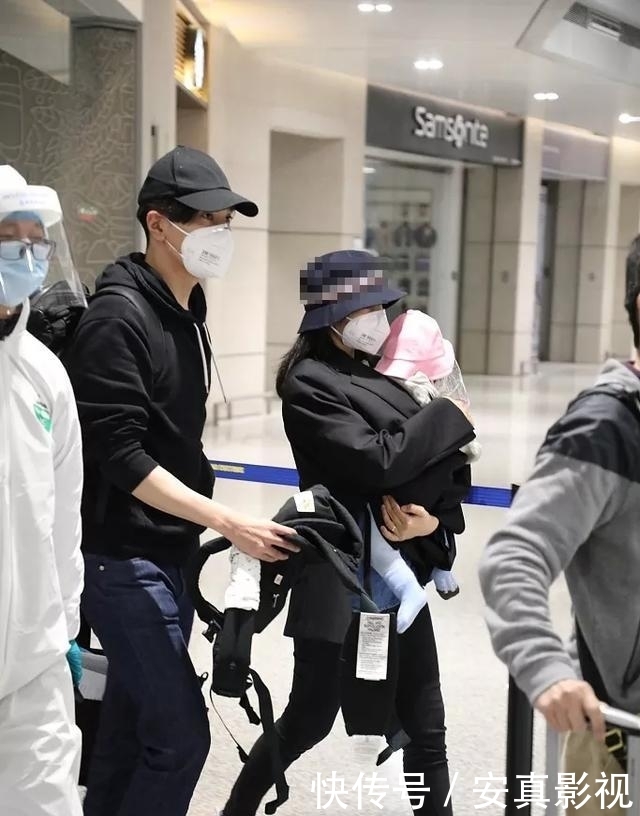  『时尚单品』高圆圆一家三口首亮相，高圆圆抱娃妈妈力max，赵又廷护妻甜到腻