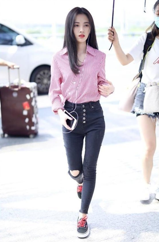 当刘雯和鞠婧祎同穿紧身裤腰，网友:小鞠这腰真细!