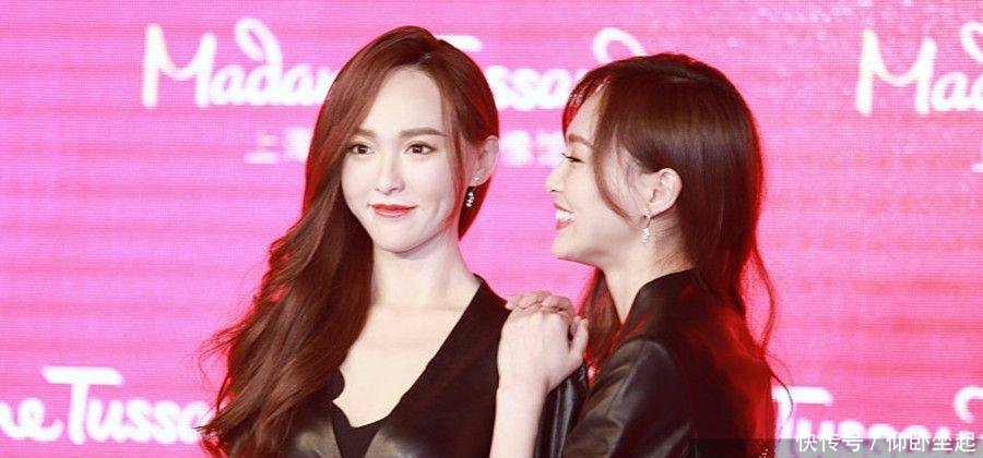 唐嫣为自己的蜡像揭幕 穿同款黑色开叉长裙秀大长腿似孪生姐妹