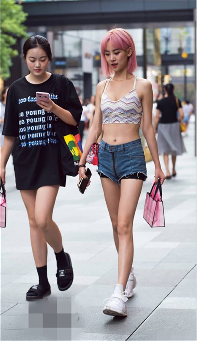 街拍路人，不想做丑女人，只有像这样打扮才能让你惊艳全场