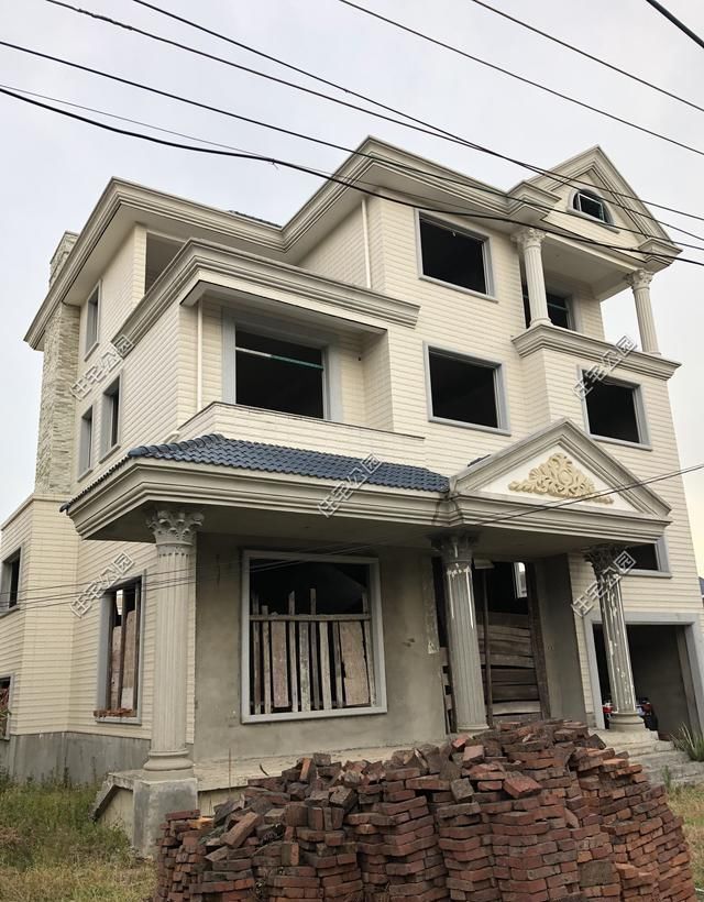 为啥说农村盖房，大门是重中之重？选好大门到底对房子有多重要？