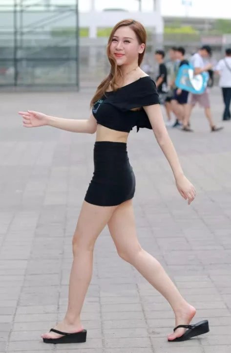 气质小姐姐婴儿肥显得甜美可爱，包臀裙包出一抹尴尬，网友：这臀