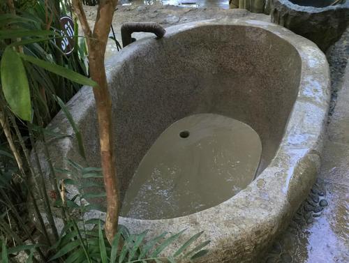 全球最脏的温泉，人们越泡越脏，游客却喜欢往里跳