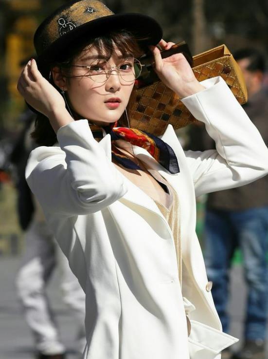『风采』街拍:脚踩时尚高跟鞋的美女,驾驭它们风采斐然与众不同