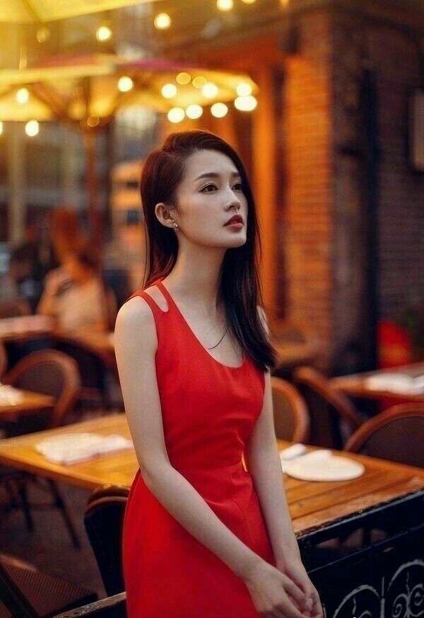 李沁一袭中国红连衣裙简直美炸，网友:中国红谁穿谁红