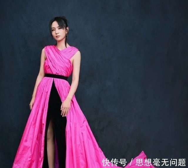 #色系#周笔畅都开始走美艳路线了!玫红礼服开叉,都快认不出来了