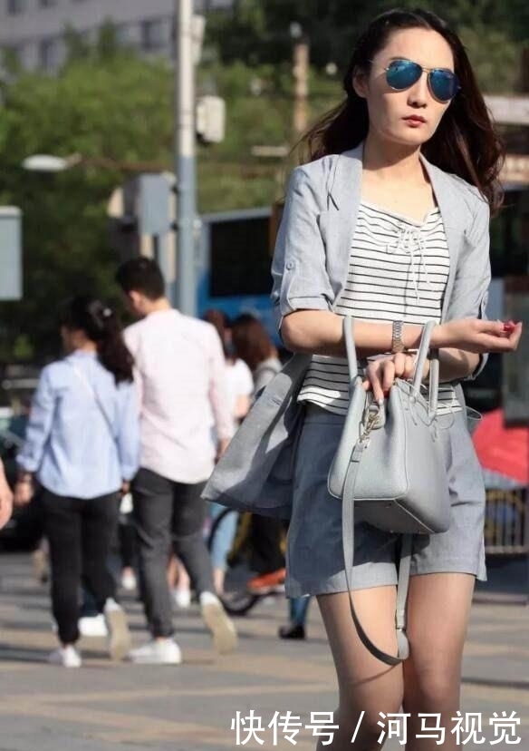 「主旋律」时尚街拍:不经意间,牛仔裤已经成为姑娘们逛街的主旋律!