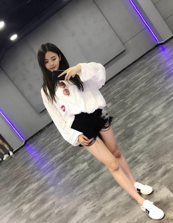 20岁宋祖儿和19岁杨超越同秀美腿，网友:这差距可不止一岁!