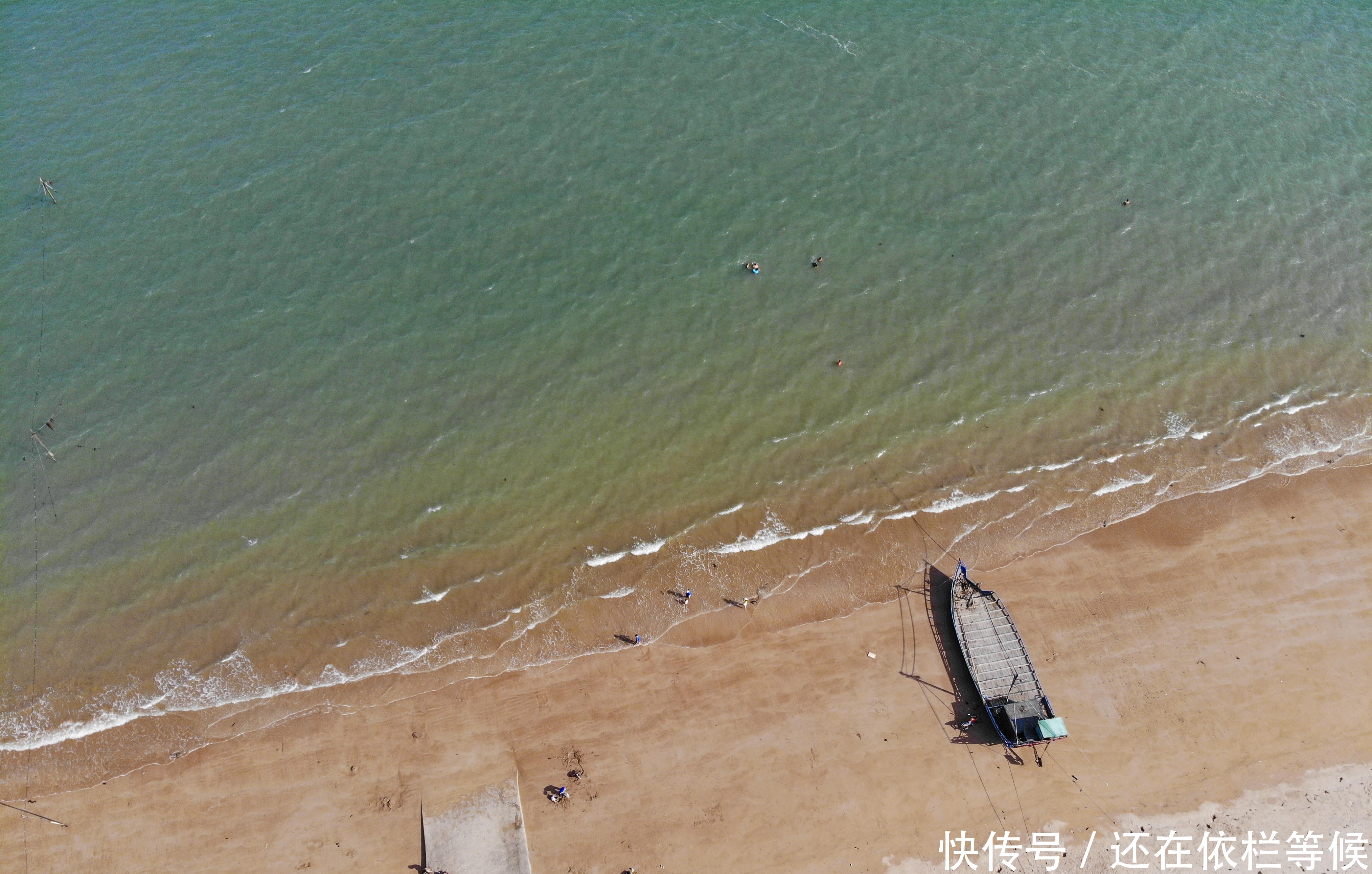 福建最美沙滩之一，因交通不便游客较少，被誉为“闽东的北戴河”