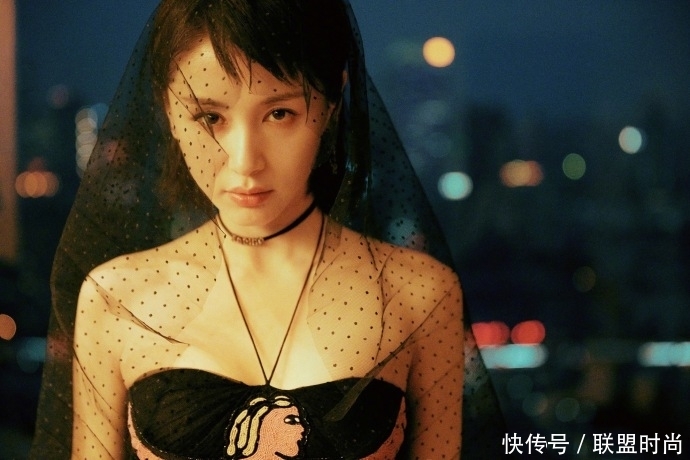 王子文穿迪奥抹胸裙勒出“副乳”反而显高10cm，网友：这叫时尚！