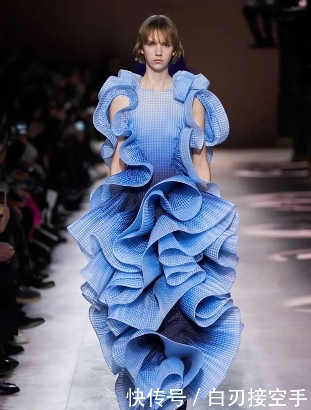  『花朵』2020开春 流行穿“开满花”的裙子，谁穿谁美！