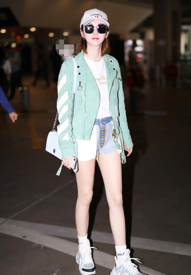 景甜真是厉害，都敢把裤子反着穿了，看到这双大长腿决定原谅她！