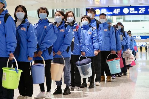  「达武汉天河国际机场」21支重症患者救治医疗队抵达武汉